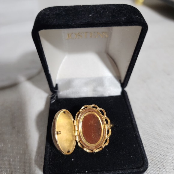 Avon Gold Locket Ring - Picture 2 of 5